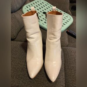 White snip toe booties. Size 8.